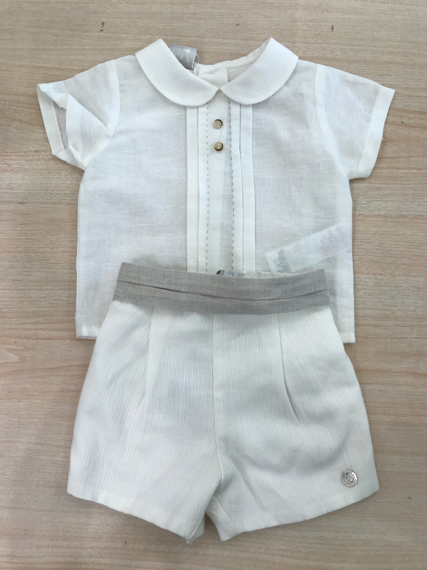 Completo Paz Rodriguez camicia mezza manica con pieghe con pantalone corto con fascia tortora