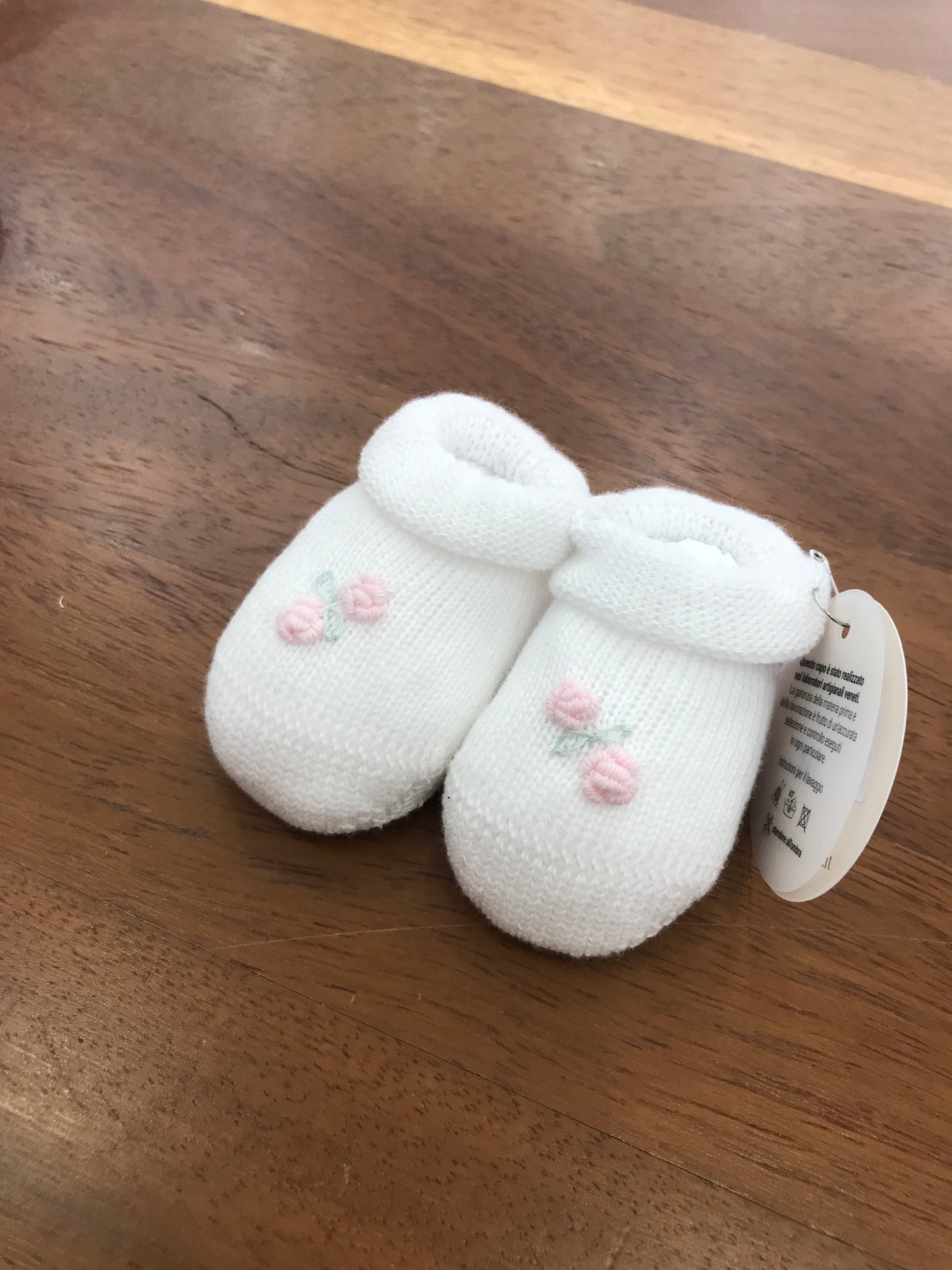 Babbucce Baby Lord in filo bianche con rose rosa ricamate a mano sul davanti
