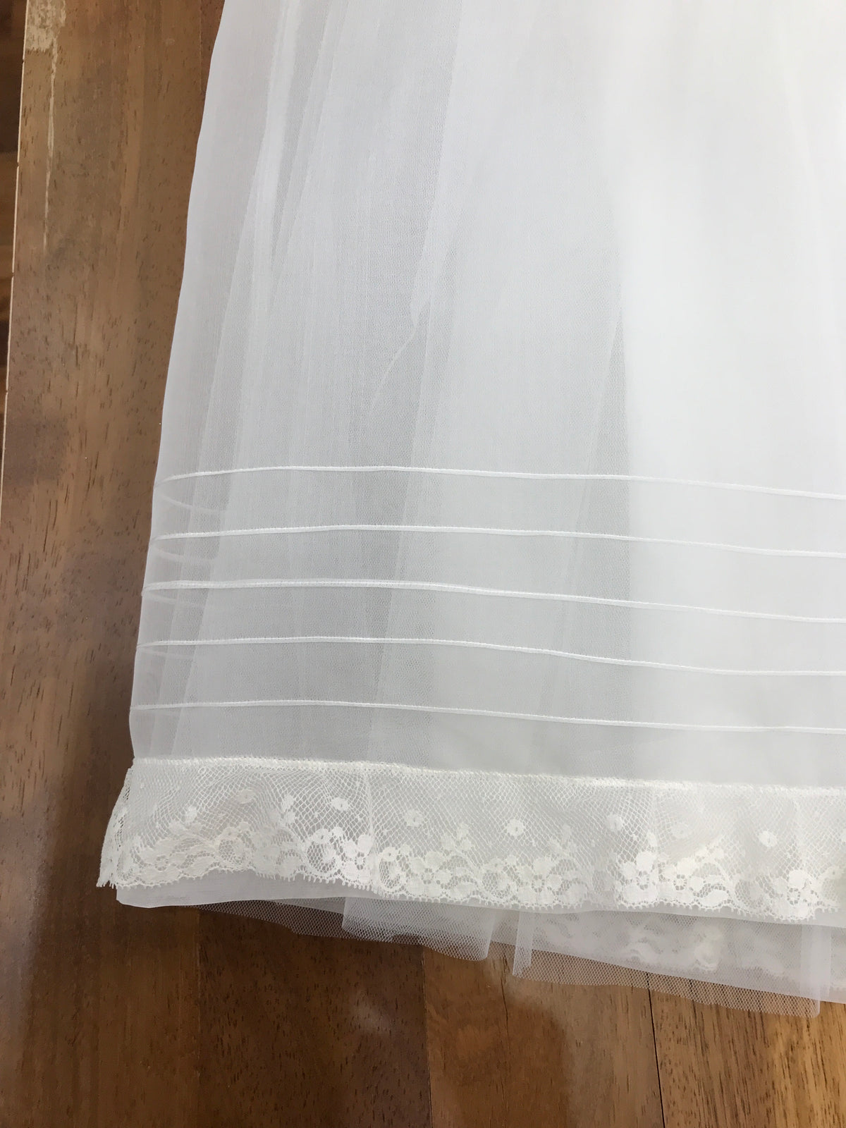 Abito lungo Piccola Giuggiola in organza in seta con gonna lavorata da pizzo corpetto manica lunga con lavorazione di punto smock e roselline ricamate a mano con cuffia coordinata e con punto smock