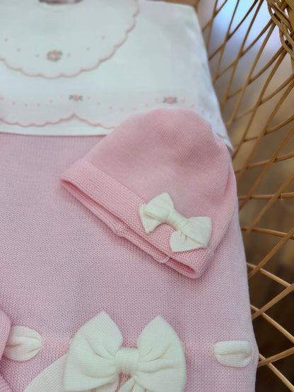 Coordinato nascita Baby Lord in pura lana con due pezzi con fiocco e rosselline ricamate a mano con babbucce, cuffia e cappellino
