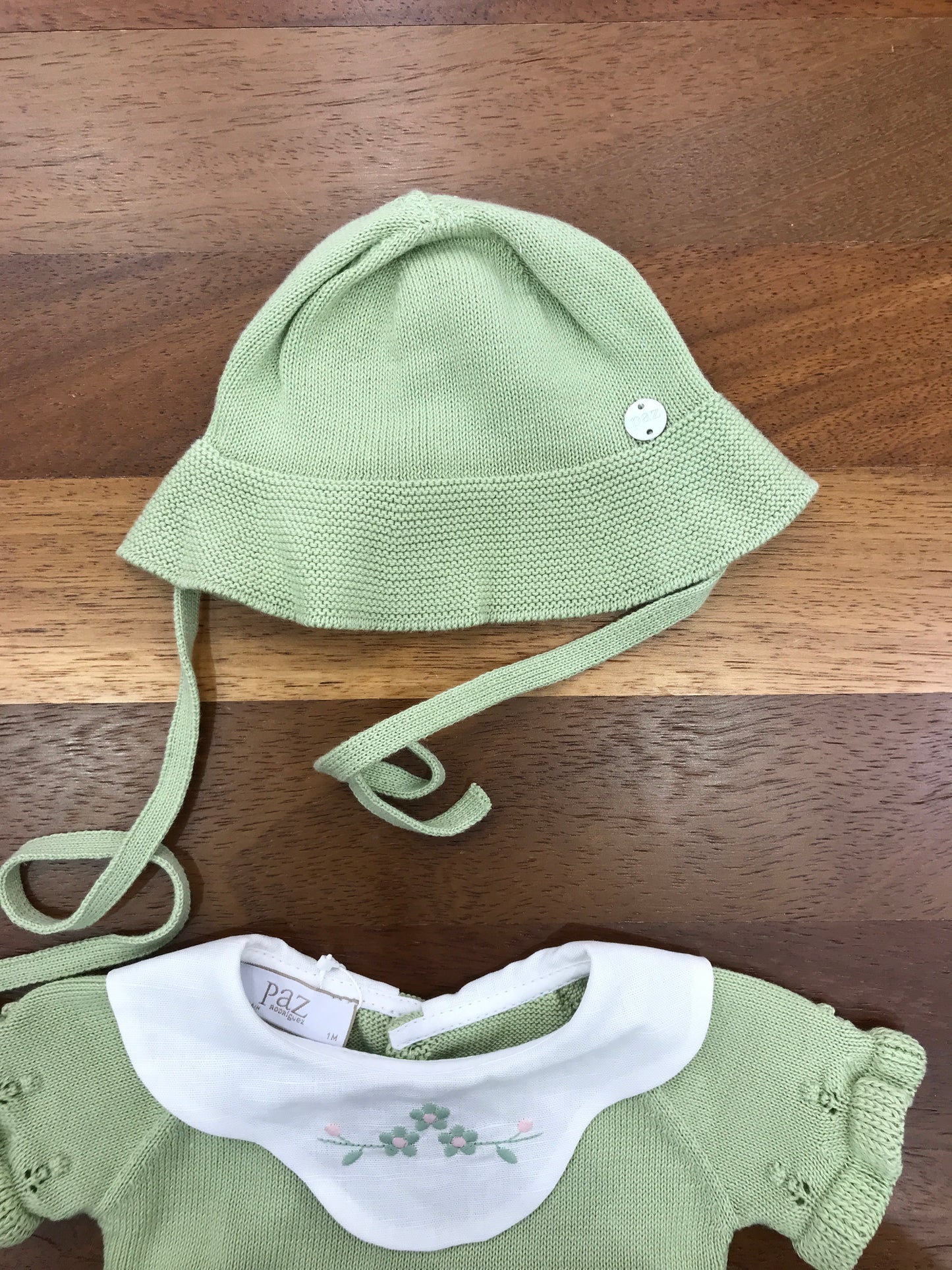 Completo Paz Rodriguez in filo verde due pezzi pantaloncino smerlato mezza manica colletto smerlato in lino bianco con fiori rosa e verdi con cuffia abbinata smerlata con laccetti