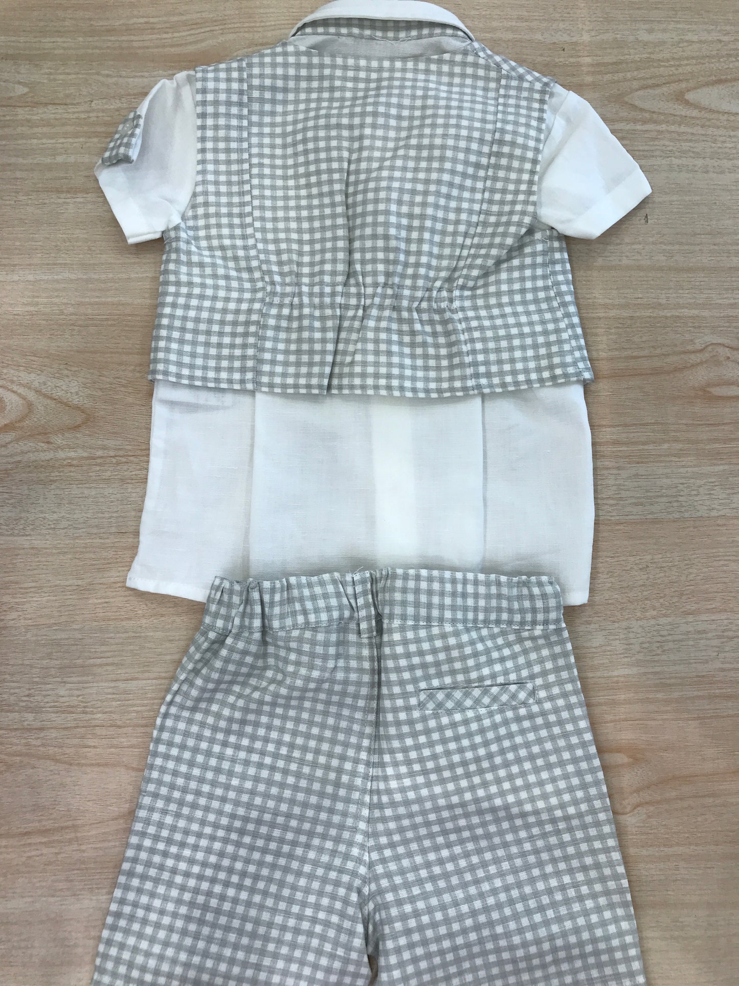 Completo Cielo Blu  gilet e bermuda a quadretti grigi e bianchi con camicia mezza manica