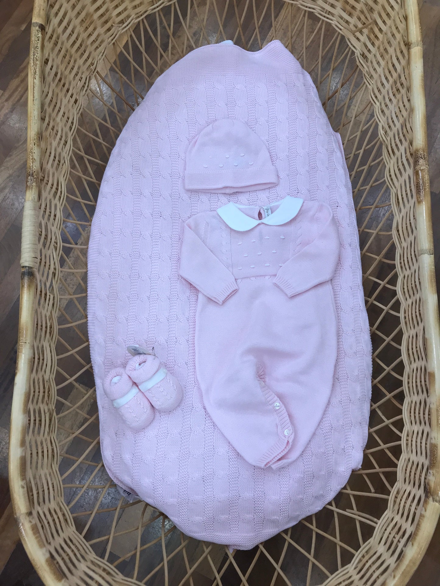 Coordinato nascita Baby Lord in filo rosa coperta con trecce tutina cappellino con pois bianchi babbucce abbinate