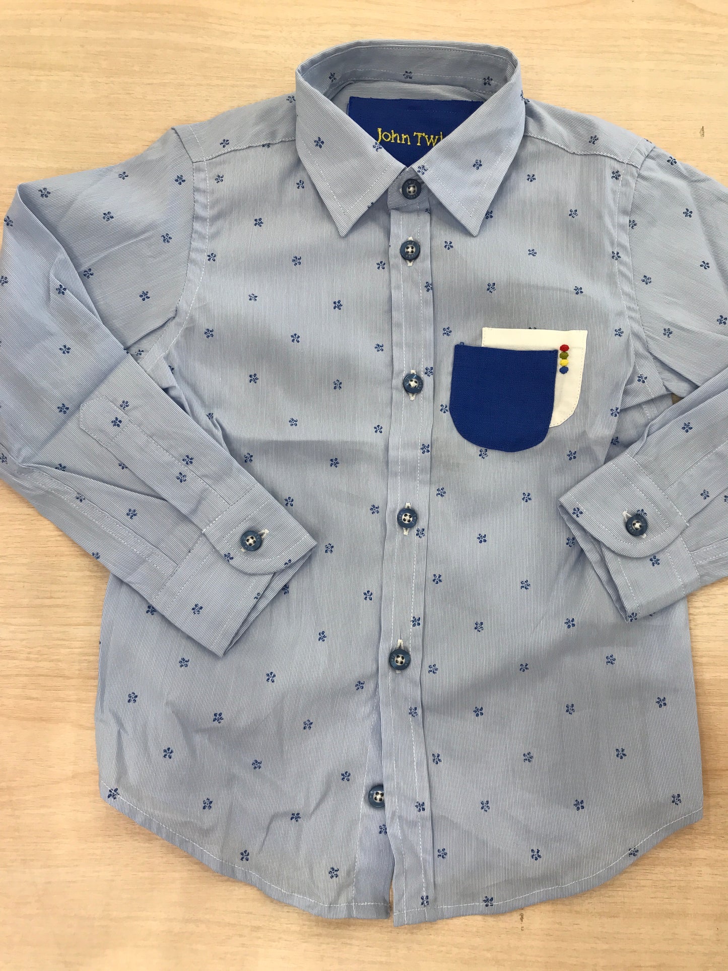 Camicia John Twig in cotone celeste manica lunga con fiori blu ricamati con poschette laterale