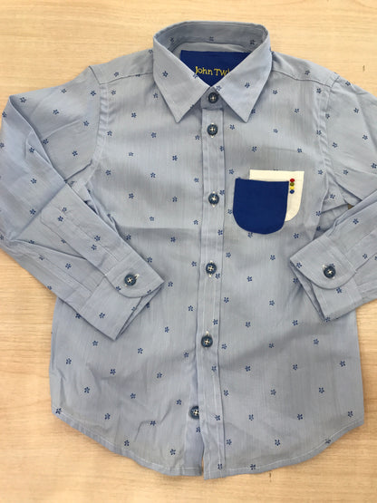 Camicia John Twig in cotone celeste manica lunga con fiori blu ricamati con poschette laterale