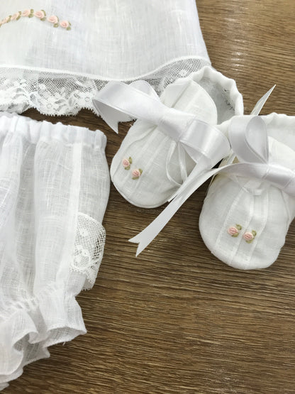 Completo Piccola Giuggiola in lino due pezzi con applicazione di valancienne e sorelline ricamate con scarpine abbinate