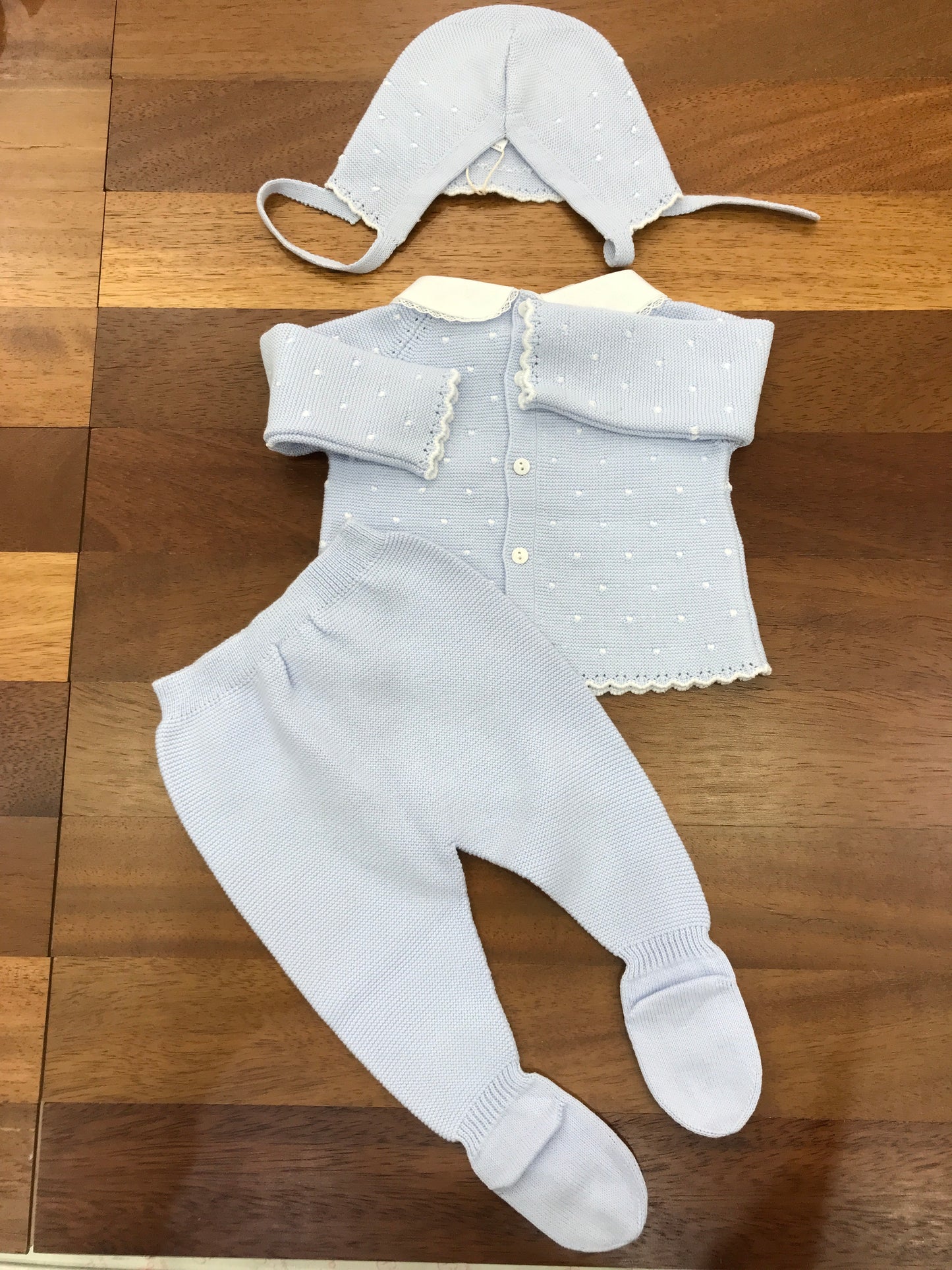 Tutina Martin Aranda in filo celeste due pezzi con pois bianchi sul davanti collo bianco con abbinata cuffia