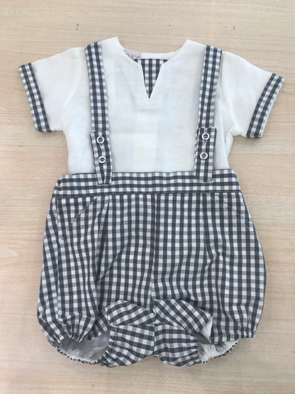 Completo Paz Rodriguez salopette con bretelle a quadretti neri e bianchi con camicia mezza manica