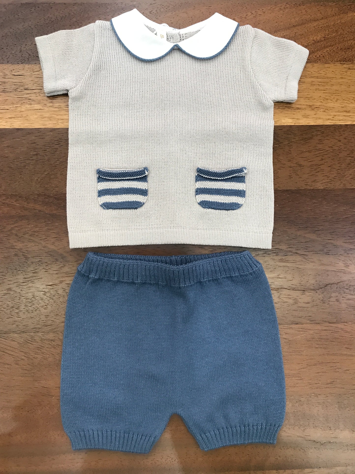 Completo Baby Lord due pezzi in filo beige e avio mezza manica collo tondo bianco tasche a righe sul davanti pantalone corto