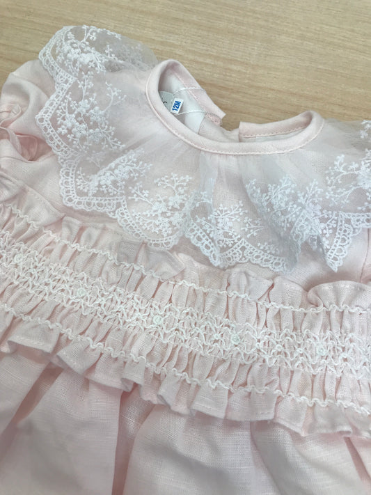 Abito Fofettes in cotone mezza manica a sbuffo con collo rifinito da una balza in tulle rifinita da pizzo e fascia smerlata lavorata sul davanti chiusa sul retro con fioccone