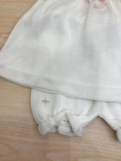 Completo Baby Lord in filo bianco due pezzi smanicato con rusche collo tondo roselline ricamate sul petto e fiocchetto rosa