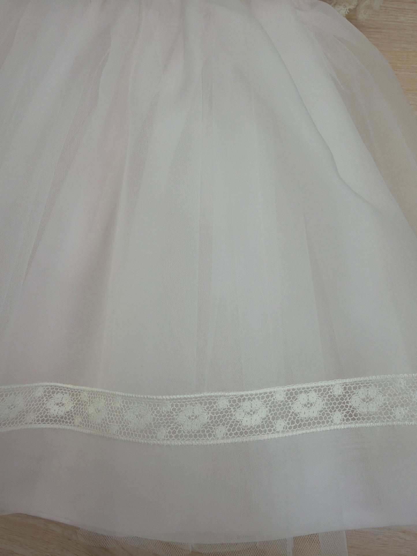 Abito Piccola Giuggiola in organza in seta rosa con applicazione di pizzo sul gonnellone e corpetto con lavorazione di punto smock e fiori ricamati con cuffietta abbinata