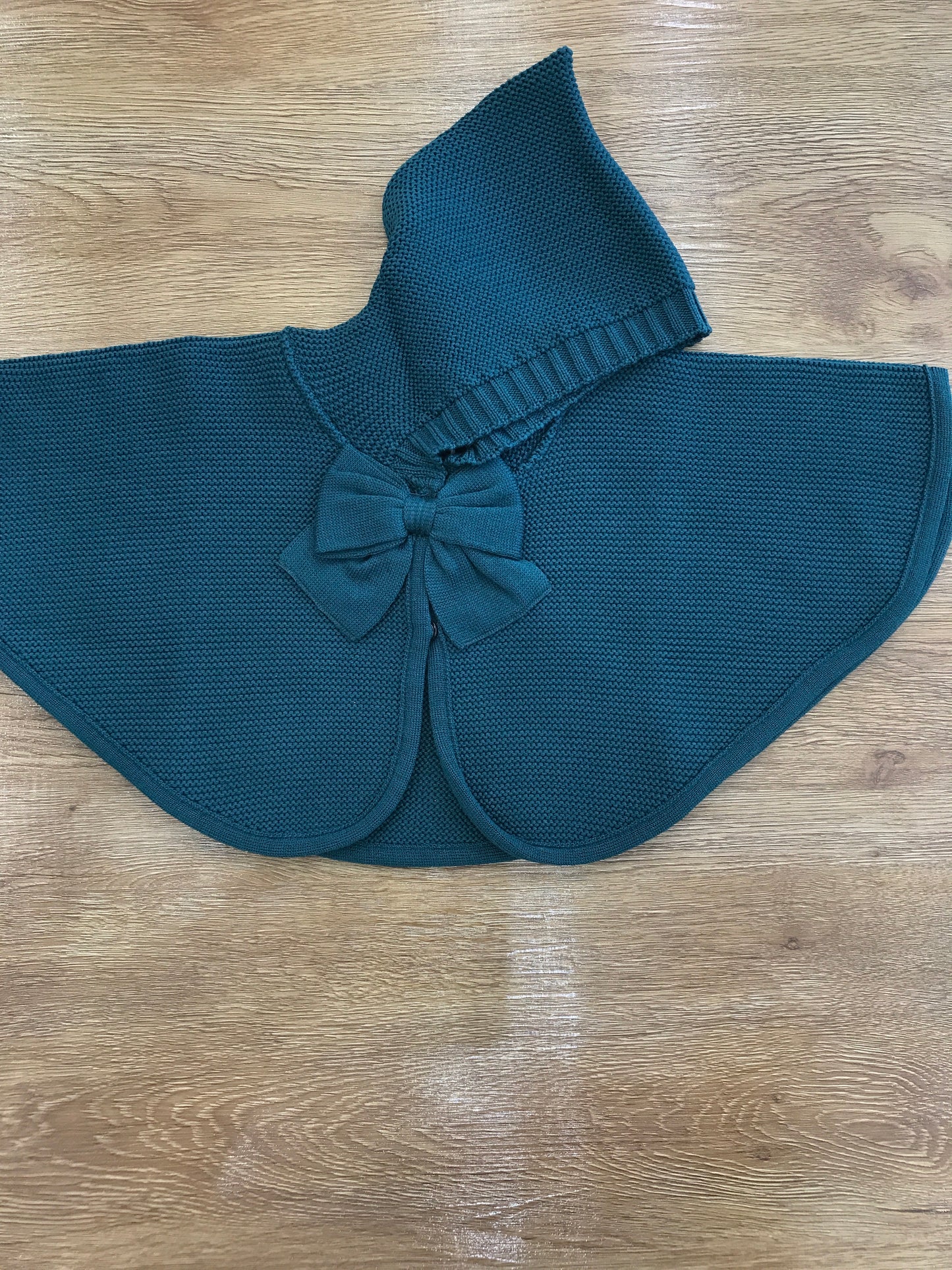 Mantella Baby Lord in lana verde scuro con cappuccio e fiocchetto sul davanti