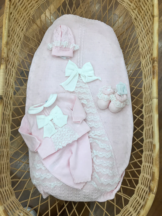 Coordinato nascita Bebè di Almy in filo rosa con valancienne e fiocchi cappellino babbucce abbinati alla tutina due pezzi ed alla coperta