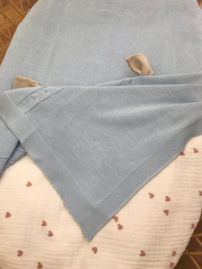 Coperta Le Dodò in filo celeste con trecce e fiocchi tortora sul davanti