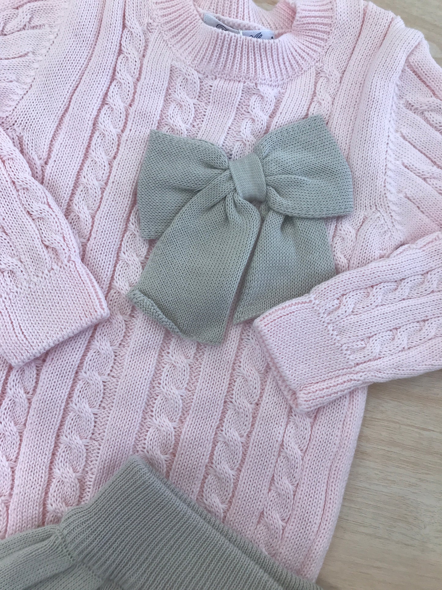 Completo Bebè di Almy in filo maglioncino rosa con trecce manica lunga con fiocchetto con gonnellina plissettata