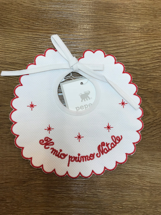 Bavetta Pepecè in piquet smerlata con profilo rosso e ricamo "il mio primo natale" con piccole stelline