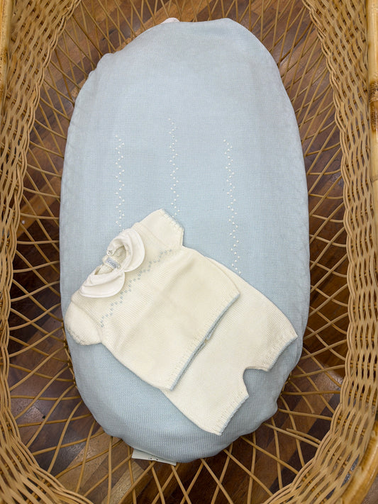 Coordinato nascita Colibrì in filo celeste e bianco coperta con pois bianchi completino bianco due pezzi con pois celesti