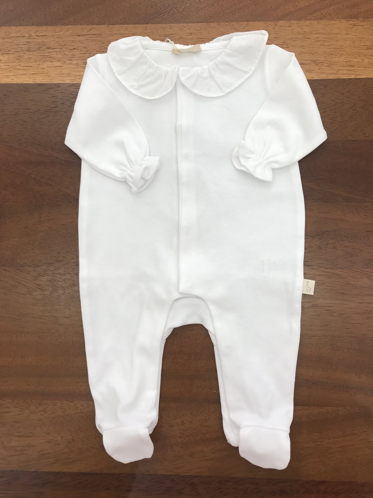 Tutina Baby Gi in cotone con piedini manica lunga con collo con rusche bianca sul retro applicata una farfalla