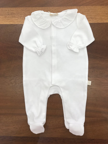 Tutina Baby Gi in cotone con piedini manica lunga con collo con rusche bianca sul retro applicata una farfalla