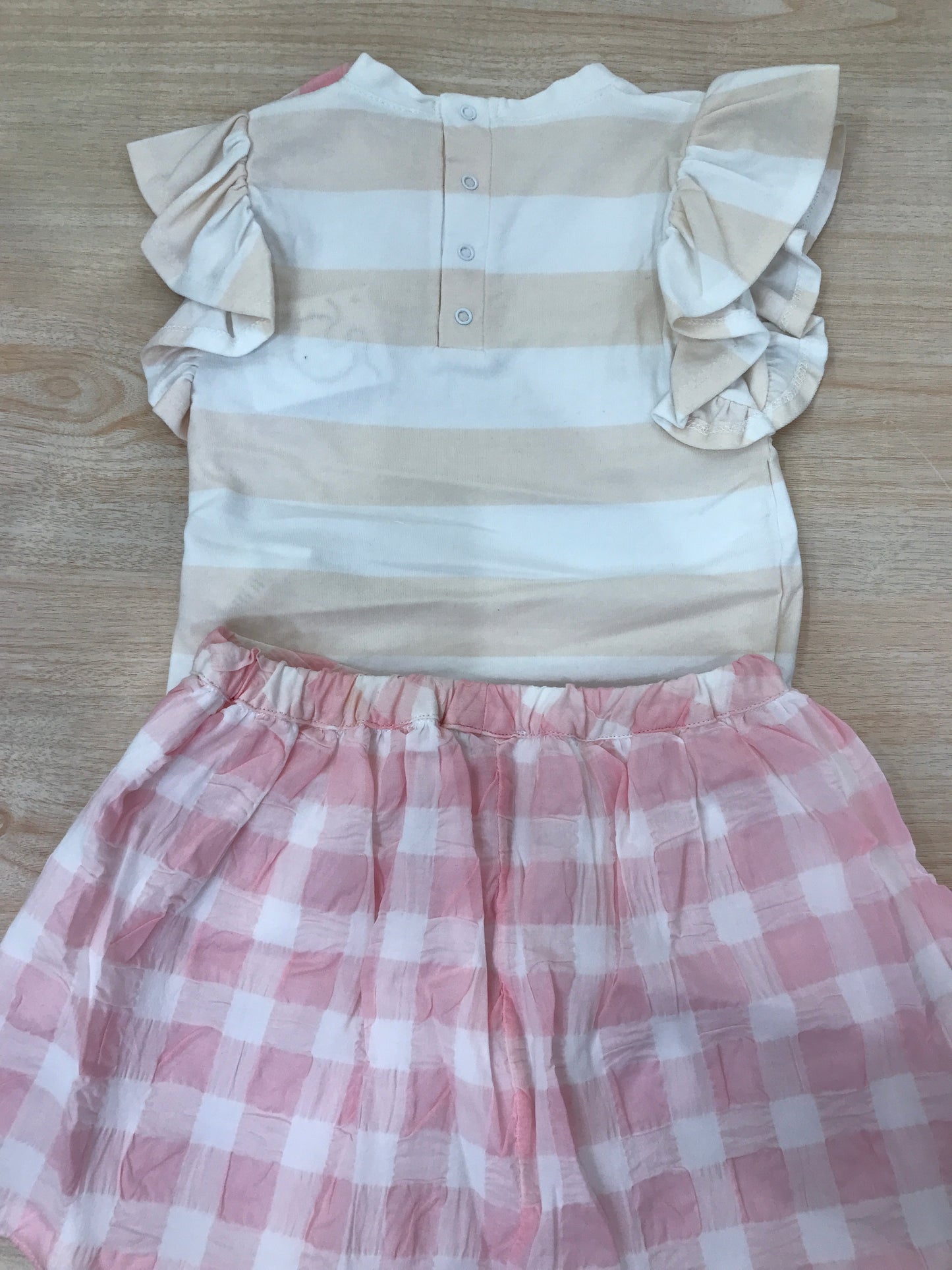 Completo Coccodè in cotone gonna a quadretti con t-shirt beige bianca a righe con rusche con fiocchetto laterale