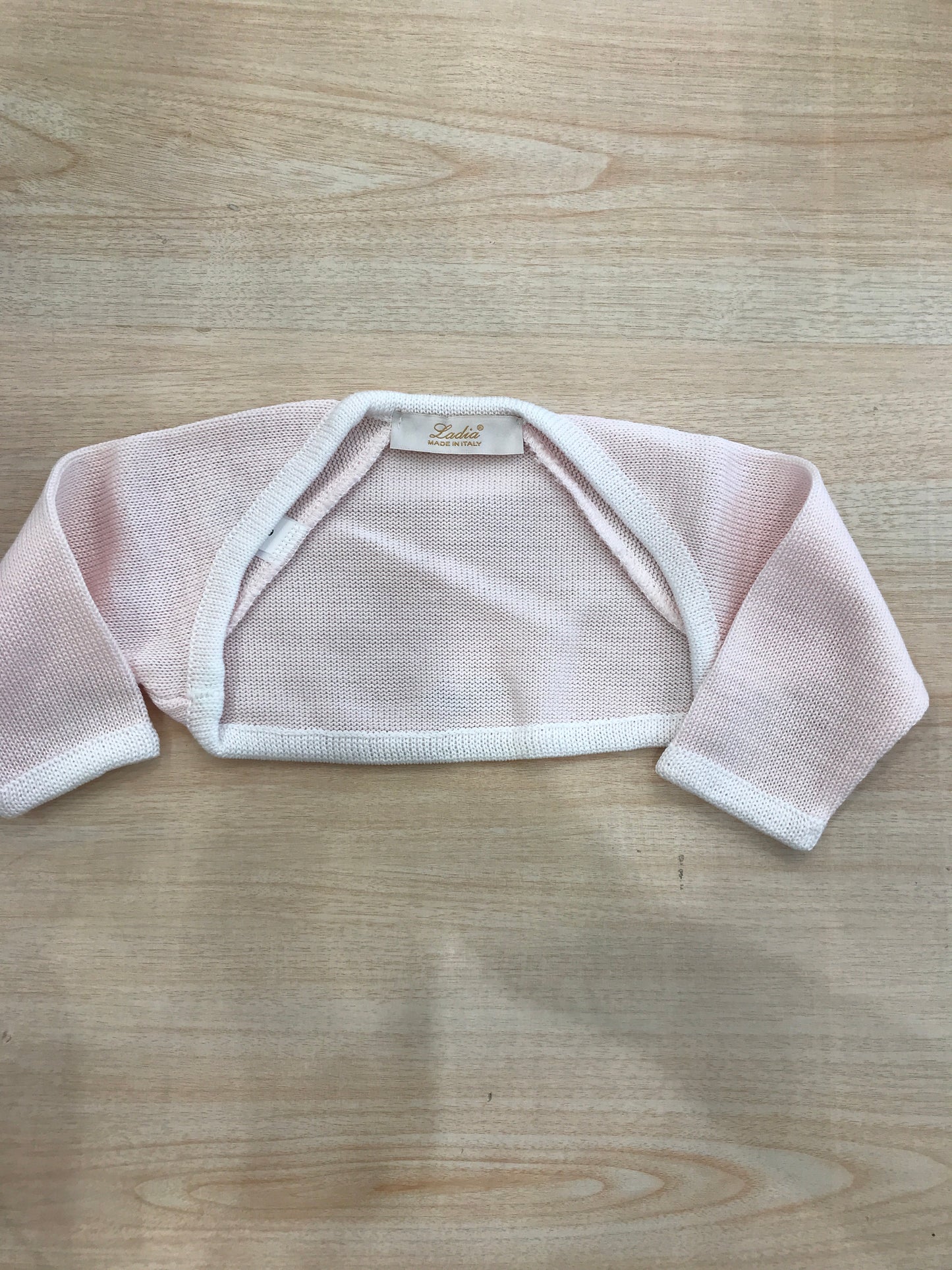 Cardigan Ladia in filo rosa rifinito in bianco aperto sul davanti