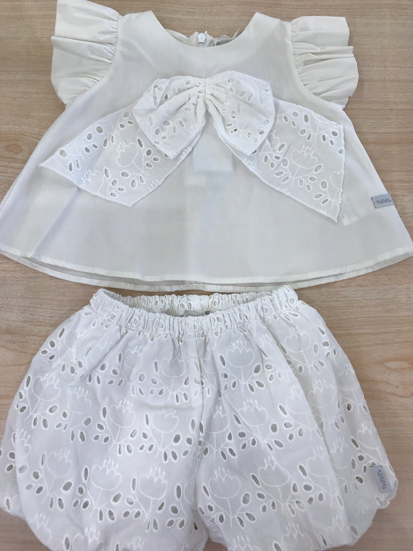 Completo Nanan t-shirt con rusche con fiocco in san gallo con culotte in san gallo