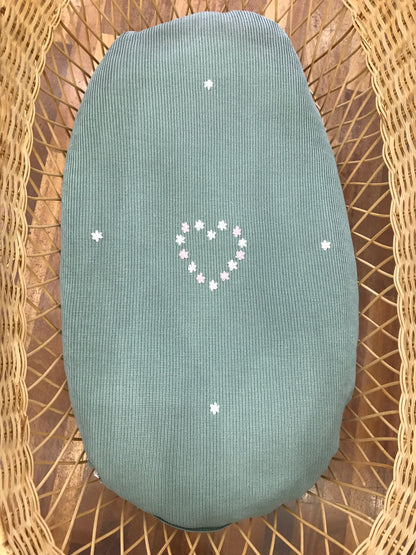 Coperta Baby Lord in lana a costa inglese verde con margherite ricamate a mano in diverse tonalità di rosa