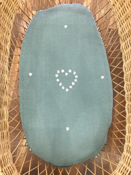 Coperta Baby Lord in lana a costa inglese verde con margherite ricamate a mano in diverse tonalità di rosa