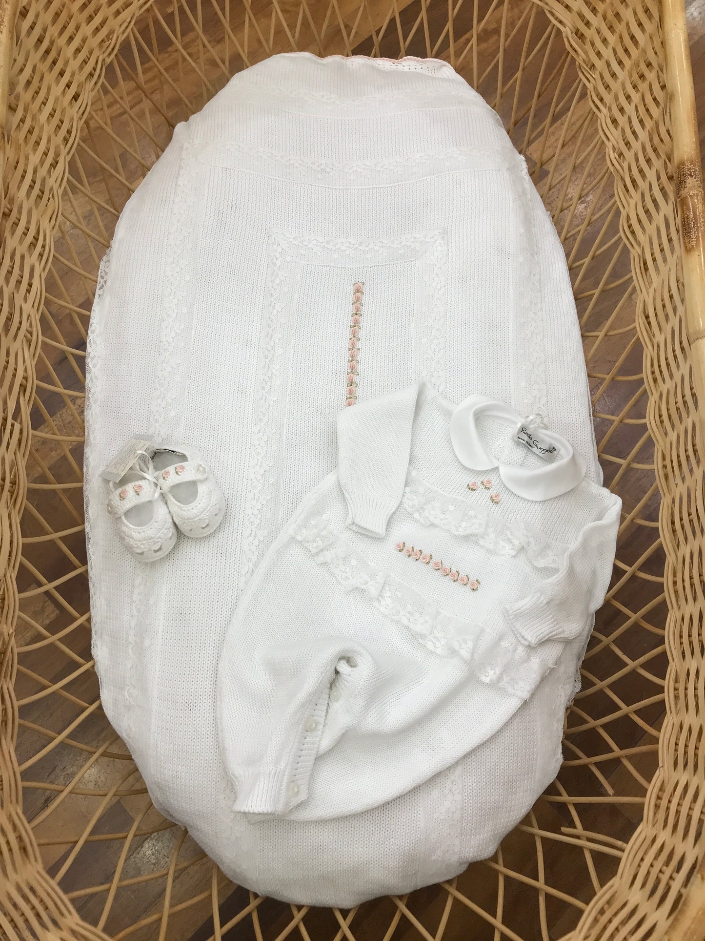 Coordinato Piccola Giuggiola in filo di cotone bianco con applicazione di pizzo e lavorazione di roselline ricamate a mano