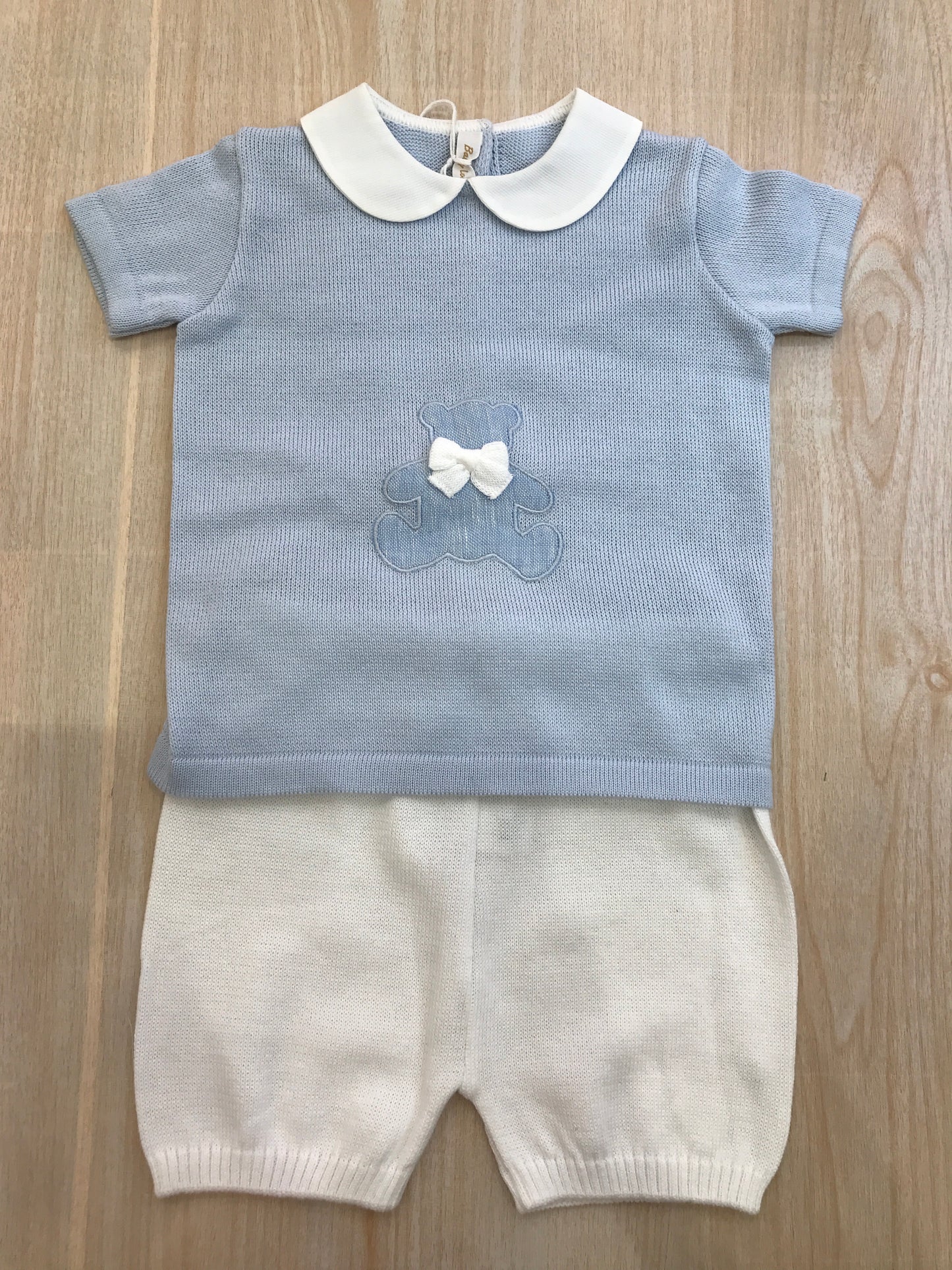 Completo Baby Lord in filo celeste e bianco due pezzi mezza manica con collo tondo con orsetto e fiocco sul davanti