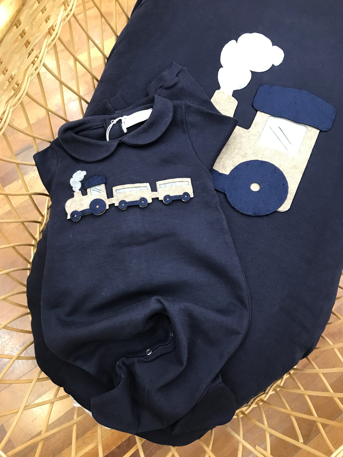 Coordinato nascita Story Loris in caldo cotone blu scuro con applicazione di trenino centrale
