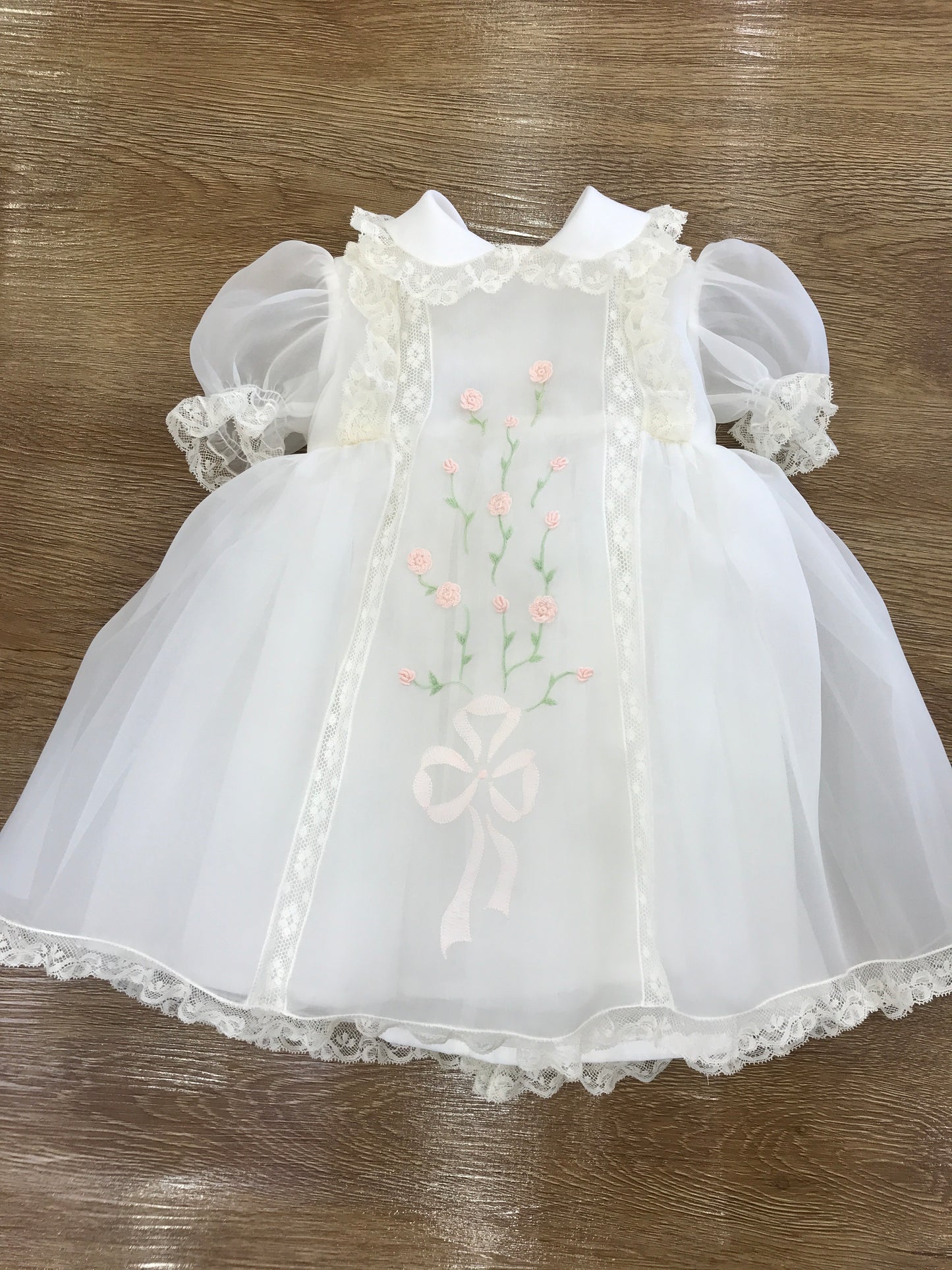 Abito Piccola Giuggiola in organza in seta panna con applicazione di valancienne e rose in 3D ricamate sul davanti con fiocco