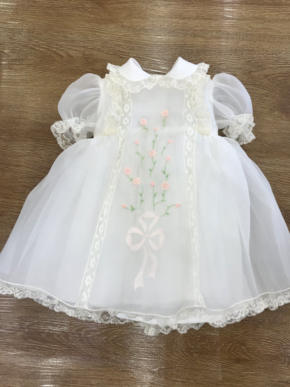 Abito Piccola Giuggiola in organza in seta panna con applicazione di valancienne e rose in 3D ricamate sul davanti con fiocco