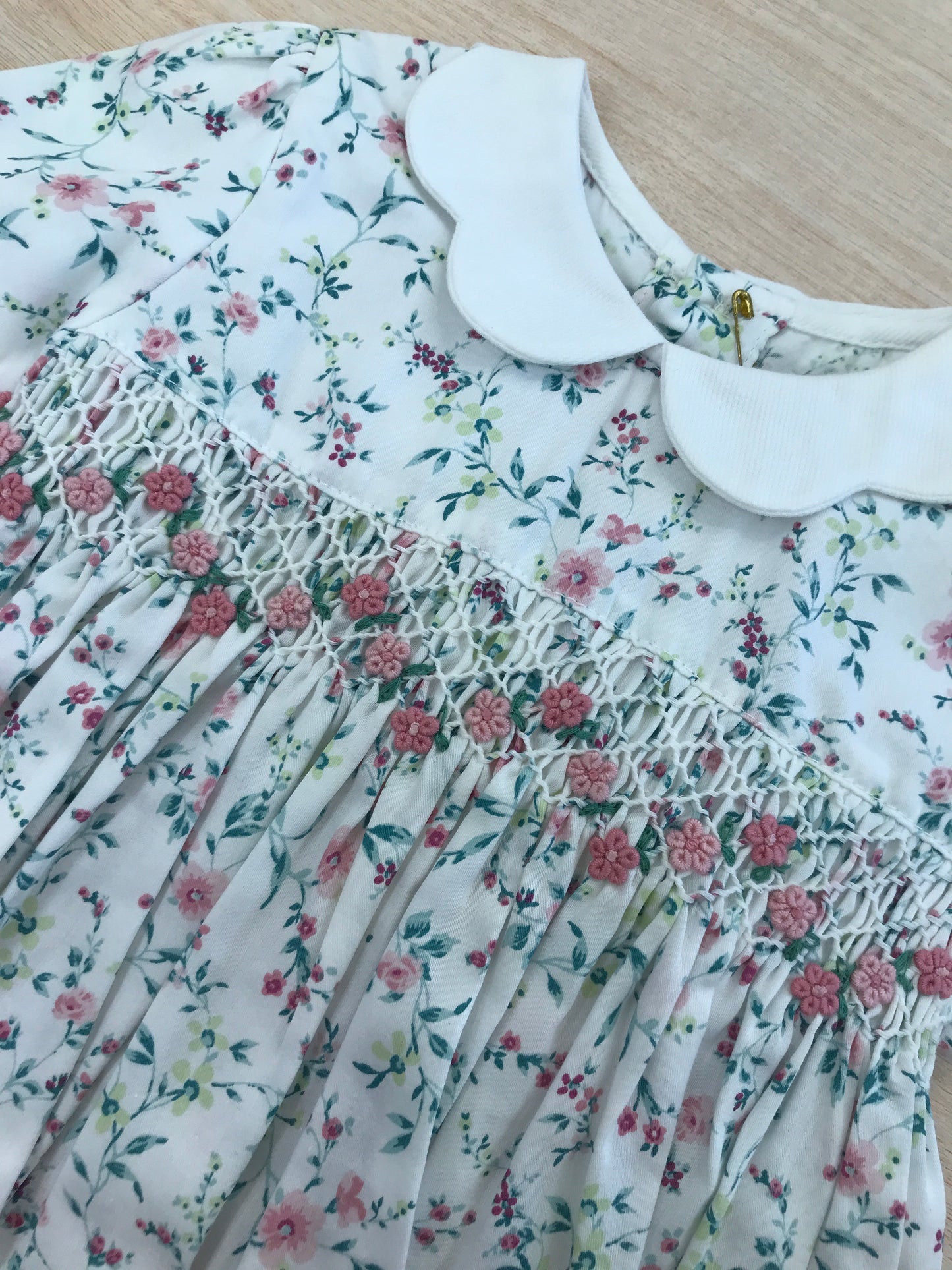 Pagliaccetto Les Enfants de Gisele in cotone fantasia floreale con lavorazione di punto smock e rose ricamate