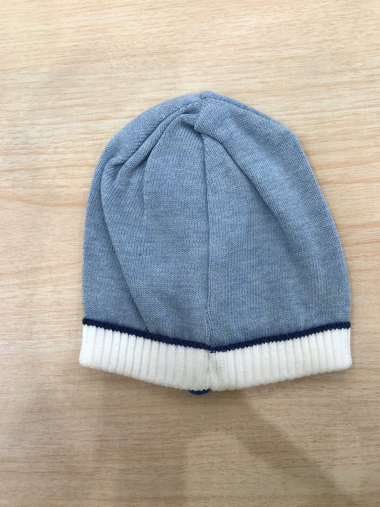 Cappello Colori Chiari in filo celeste con rifiniture in blu e bianco