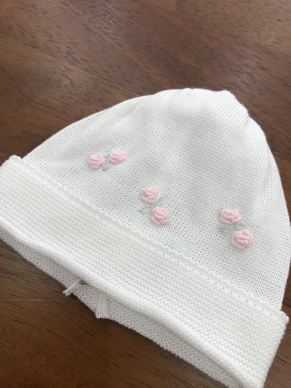 Cappello Baby Lord in filo bianco con risvolto con rose rosa ricamate sul davanti