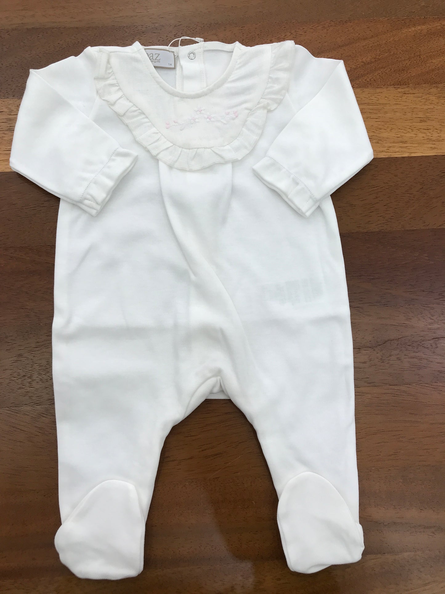 Tutina Paz Rodriguez in cotone rosa manica lunga con piedini collo in lino bianco con rusche con fiori bianchi e rosa