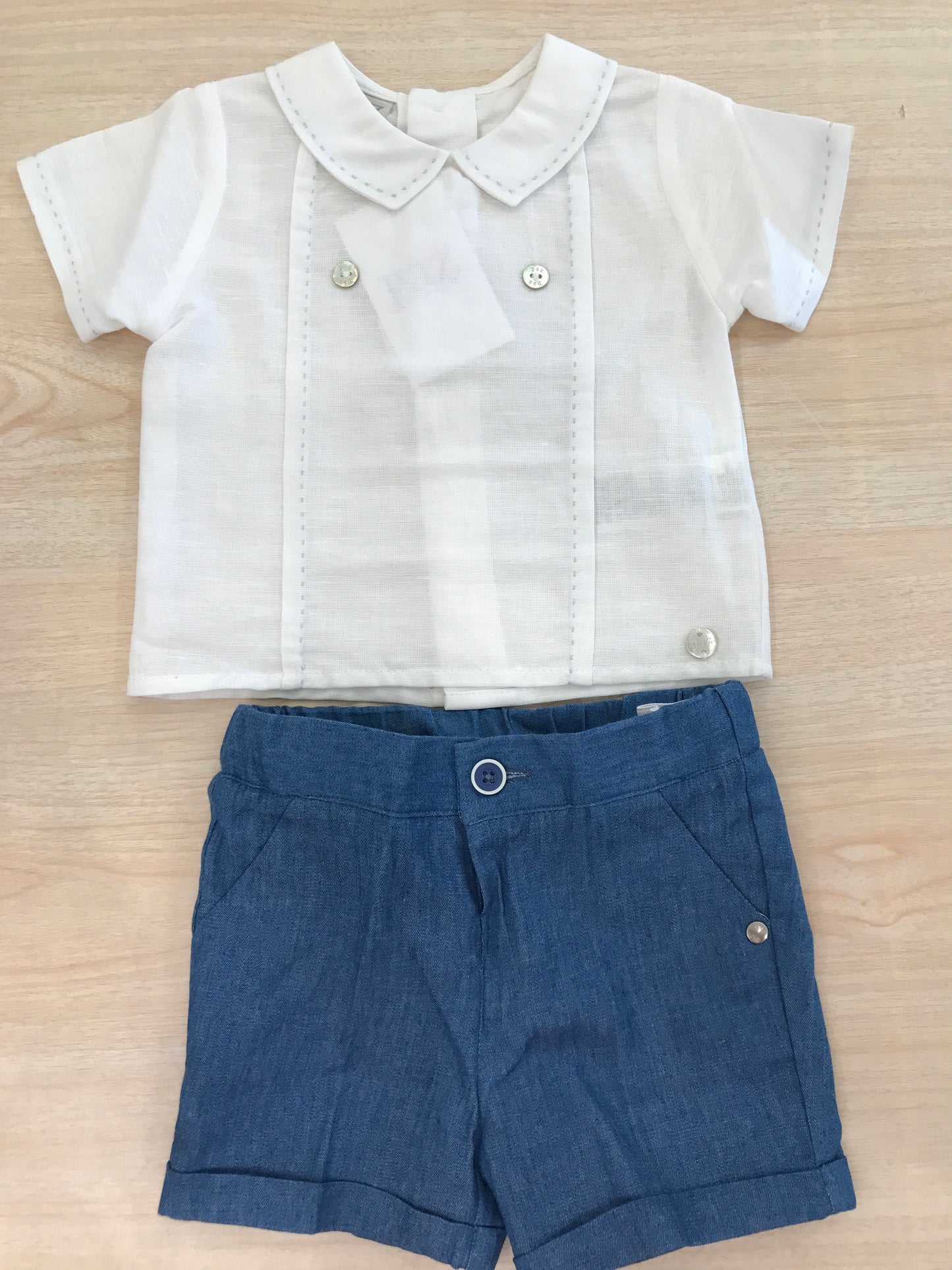 Completo Paz Rodriguez camicia mezza manica con ricami celesti con bermuda blu corto
