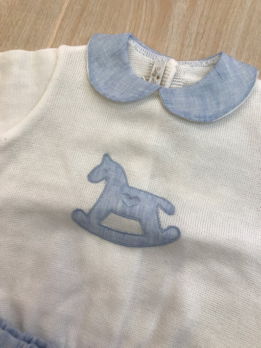Completo Baby Lord in filo bianco e celeste due pezzi mezza manica con cavallo a dondolo sul davanti