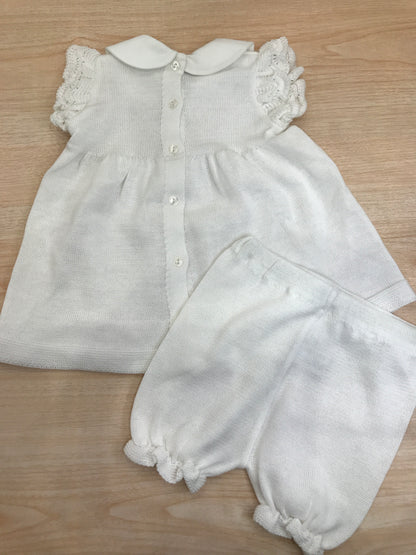Completo Baby Lord in filo bianco due pezzi smanicato con rusche collo tondo roselline ricamate sul petto e fiocchetto rosa