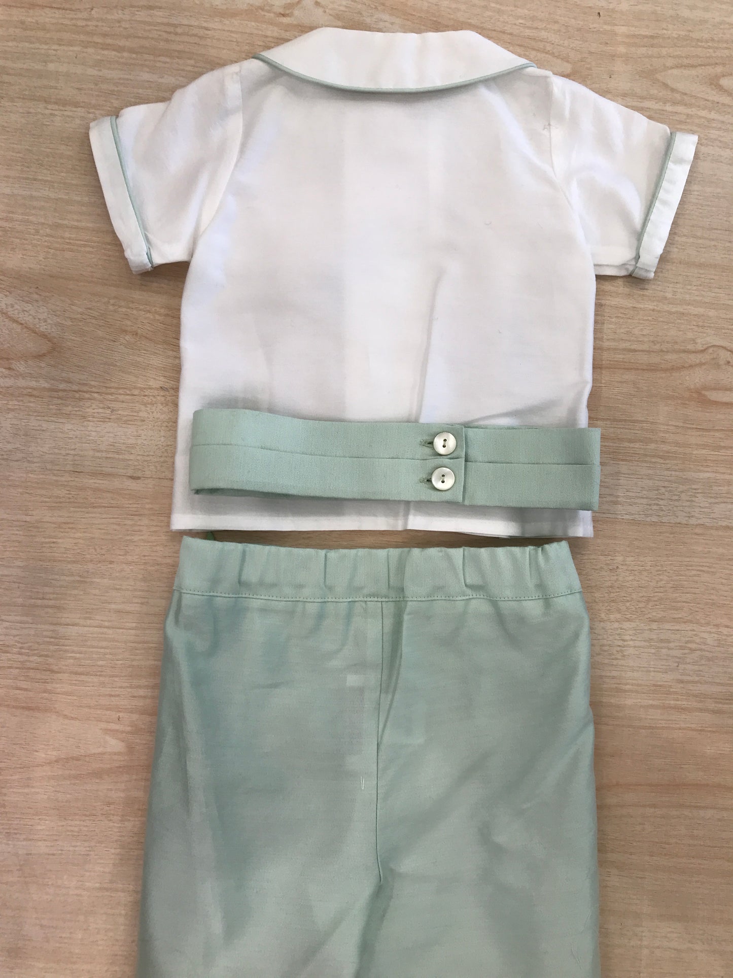Completo Crochette camicia mezza manica con profilo verde acqua come il pantalone e fascia con pieghe in vita