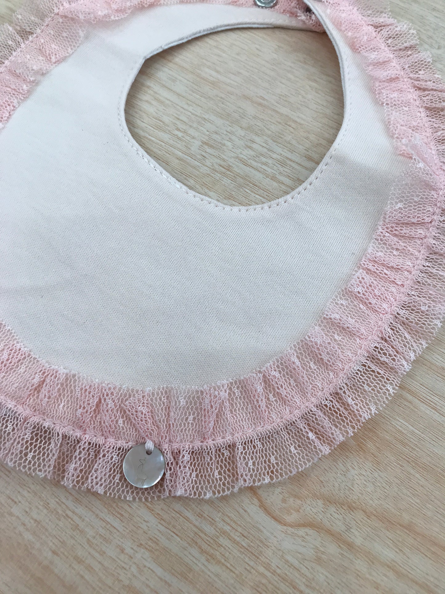 Bavetta Baby Gi in cotone rosa con rusche in tulle al bordo