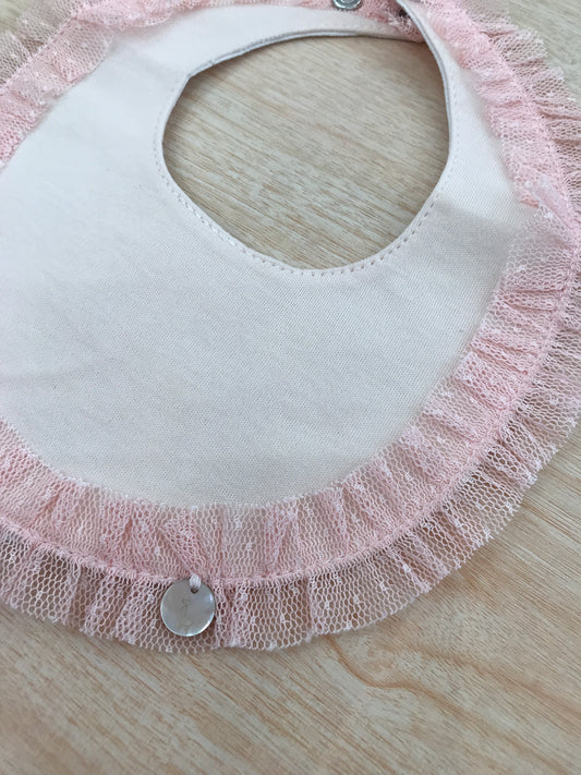 Bavetta Baby Gi in cotone rosa con rusche in tulle al bordo