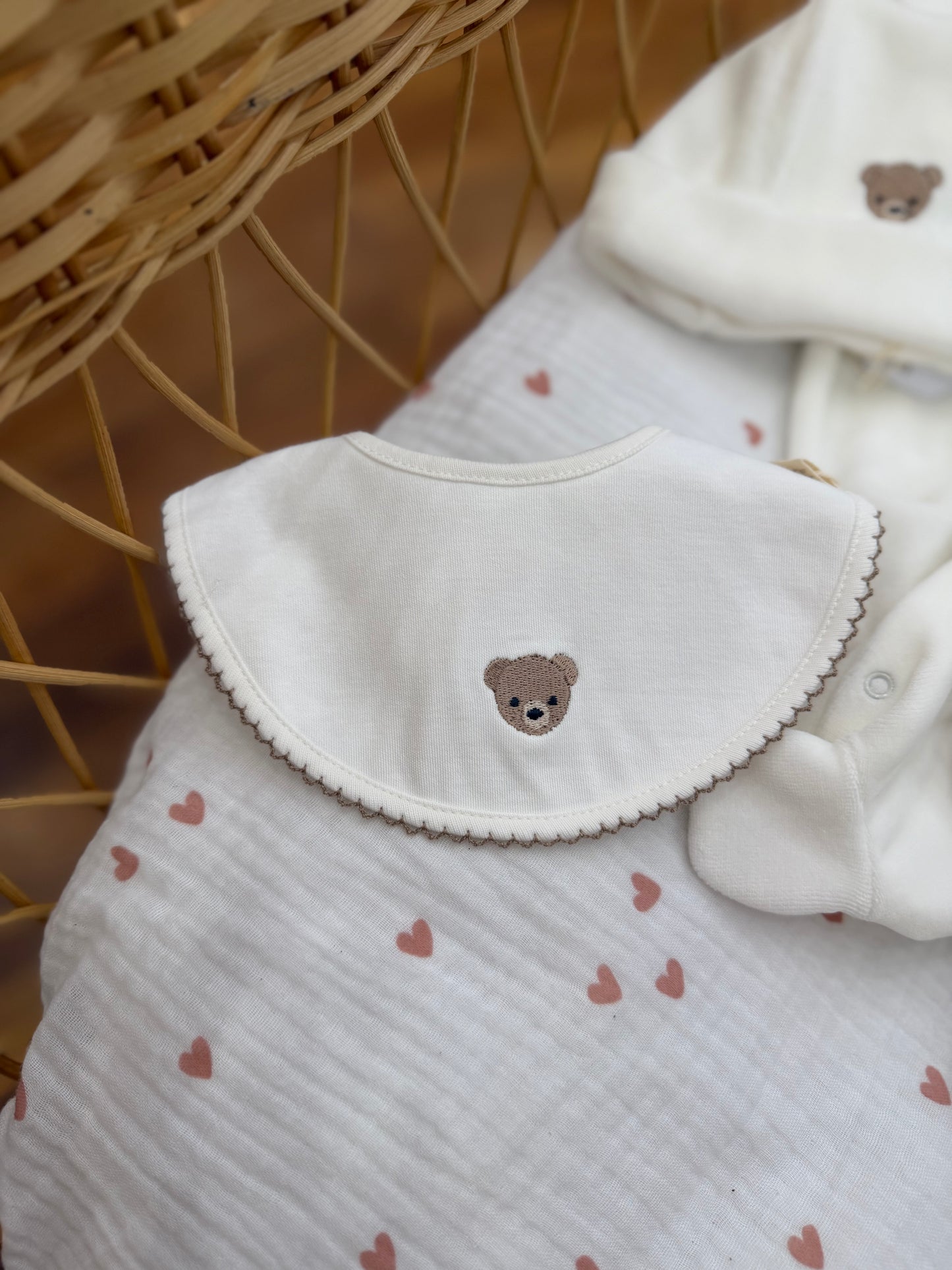 Coordinato nascita Baby Gi in ciniglia con piccoli orsetti ricamati
