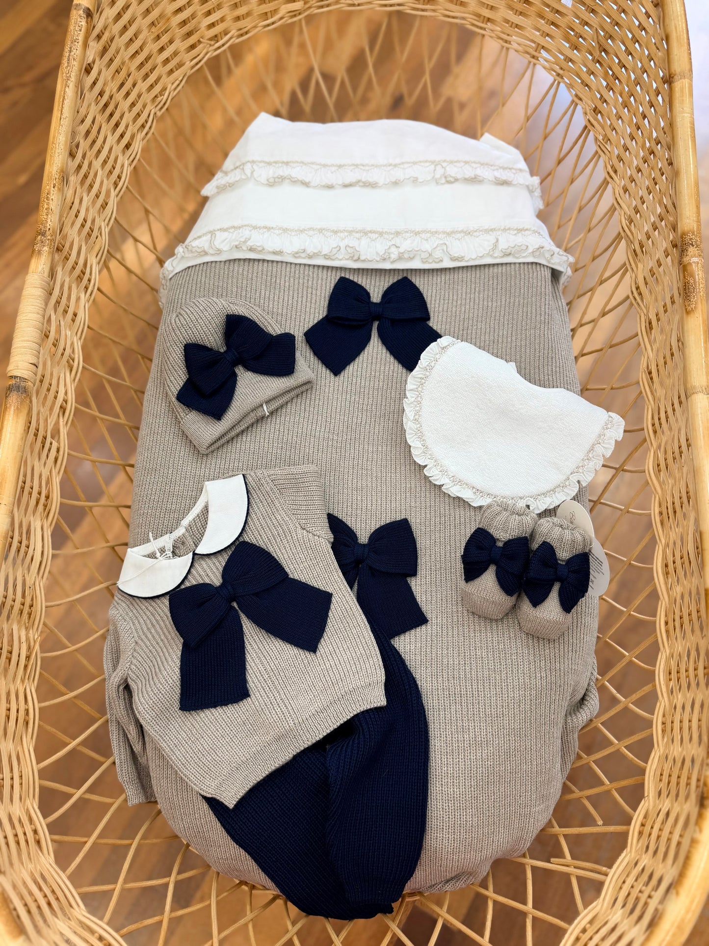 Coordinato Baby Lord a costa inglese in lana tortora e blu scuro con fiocchi