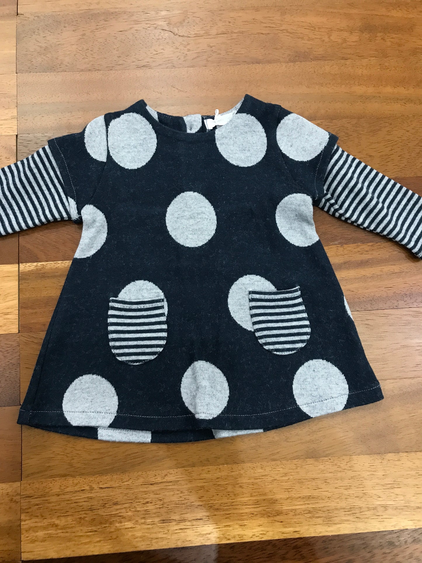 Abito Coccodè blu scuro con pois grigi manica lunga a righe e tasche sul sul davanti