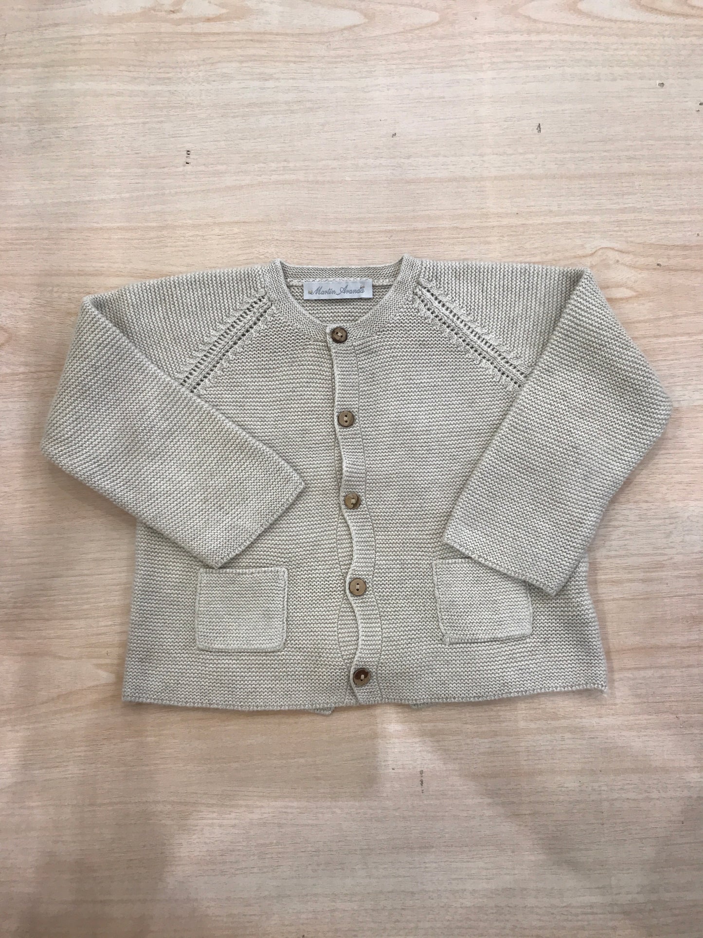Cardigan Martin Aranda in filo tortora con tasche e bottoncini in legno