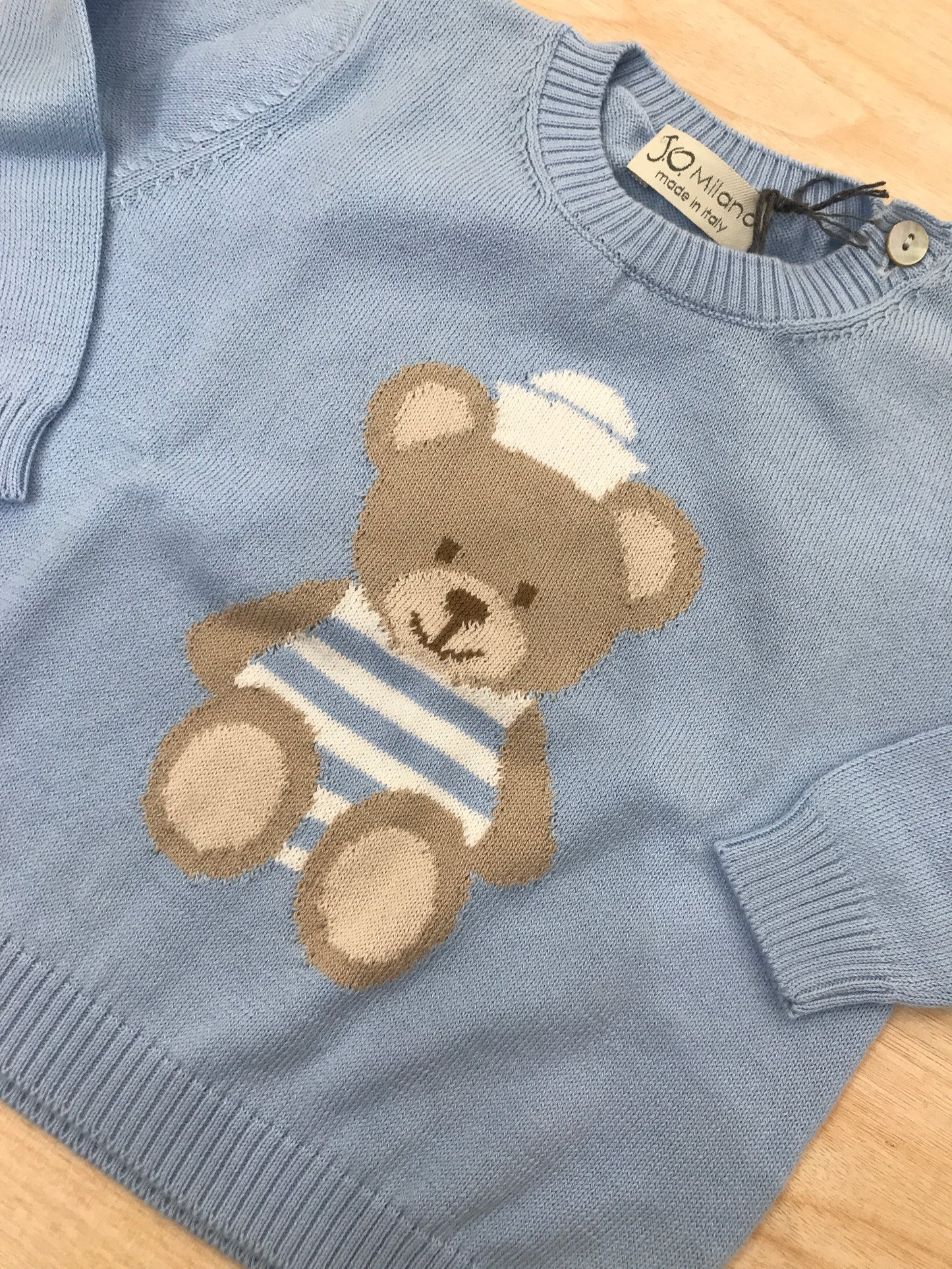Maglione Jo Milano in filo celeste con orsetto marinaretto sul davanti