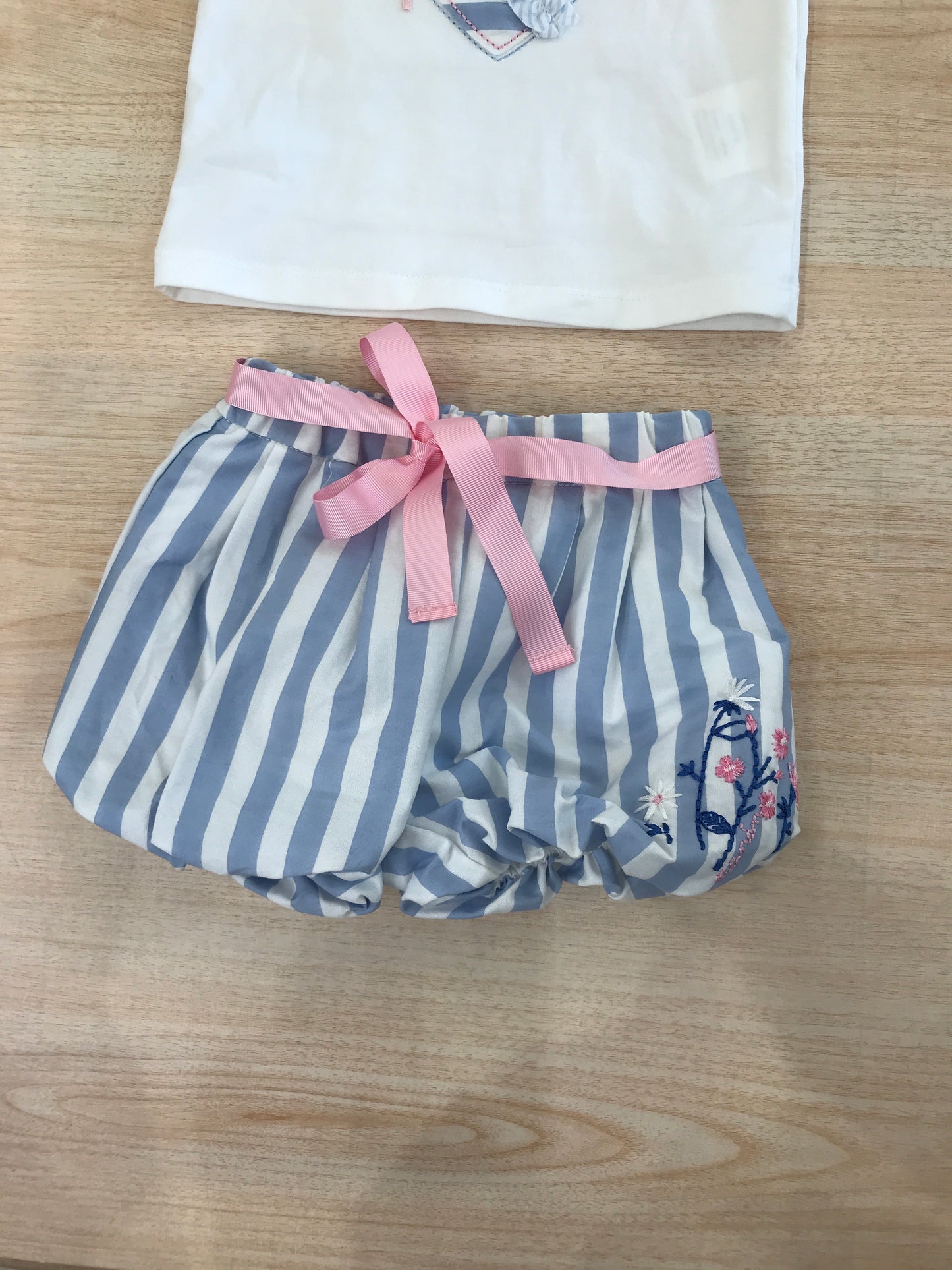 Completo Nanan due pezzi in cotone t-shirt mezza manica con cuore a righe centrale con pantalone corto a righe con fiocchetto sul davanti